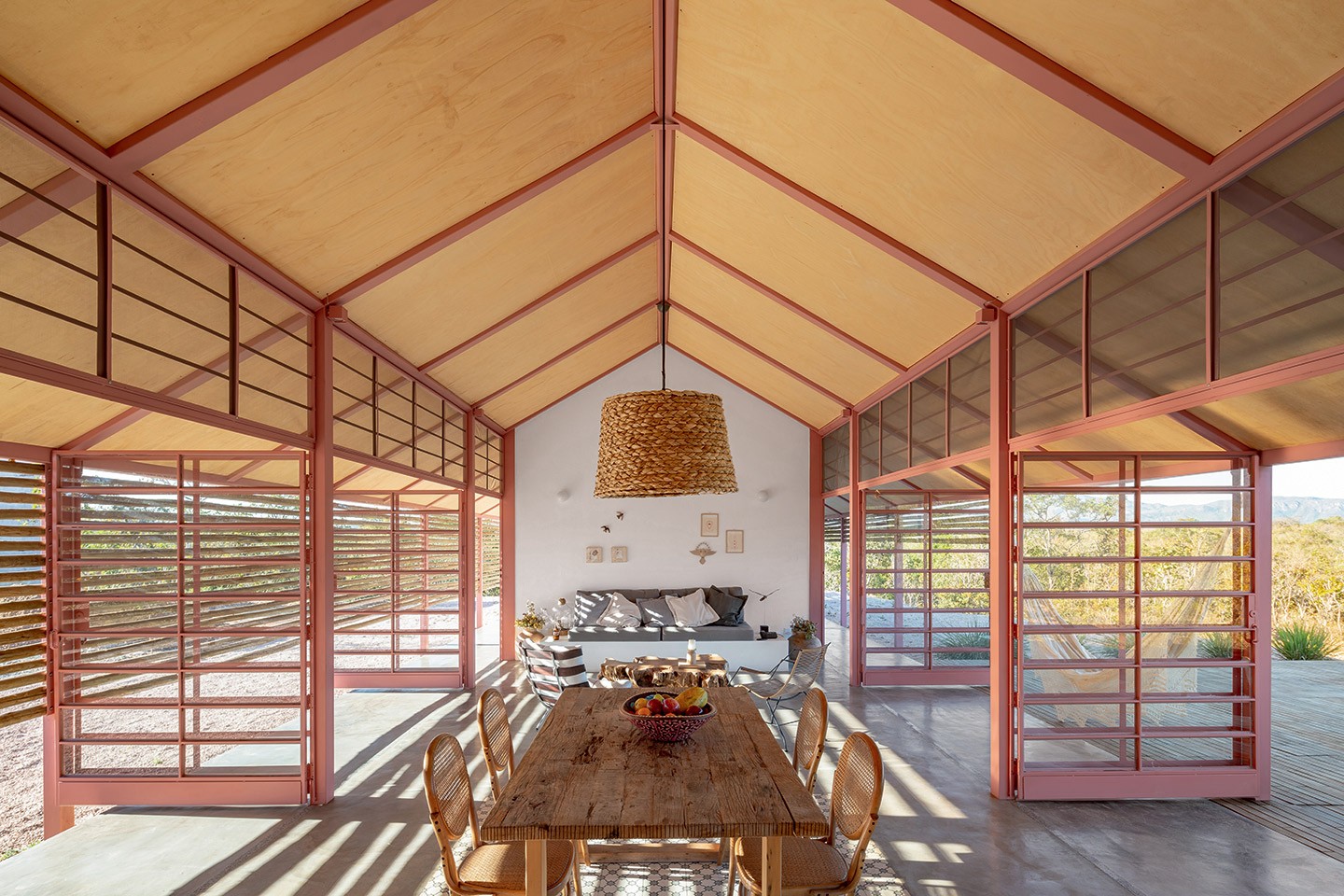 Com arquitetura vernacular, casa tem muita iluminação natural e ventilação cruzada em meio ao cerrado (Foto: Joana França/divulgação)