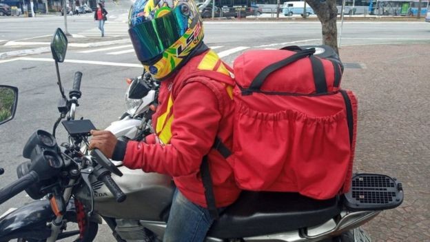 BBC: O motoboy Robson Silva conta que continuou trabalhando mesmo ferido. Na imagem, ele usou capacete, pois diz temer ser excluído por aplicativo (Foto: Arquivo pessoal via BBC)