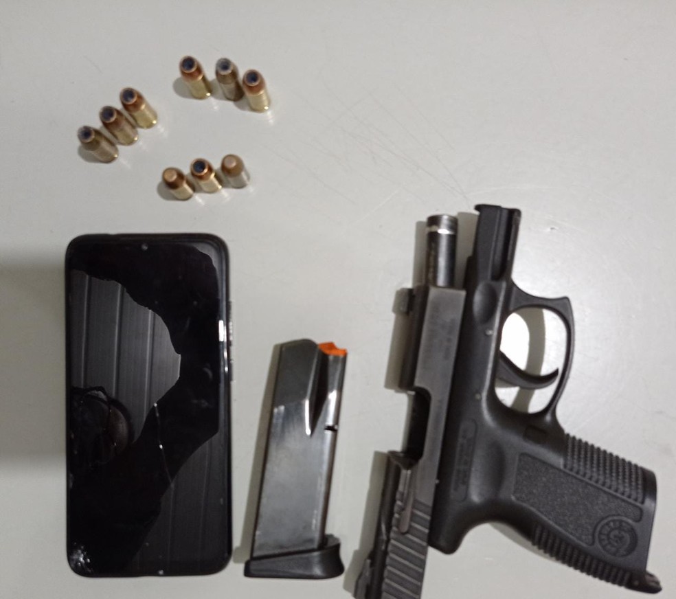 Arma sem registro e munições apreendidas pela PM com o suspeito — Foto: Divulgação/PM-PI