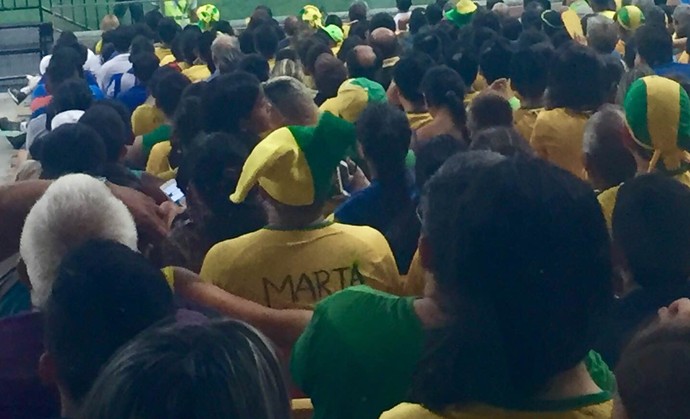 Torcedor Manaus camisa Marta Neymar (Foto: Globoesporte.com)