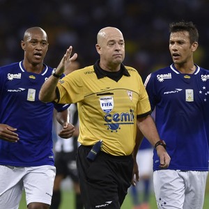 Árbitro contestado pelo Cruzeiro apita o jogo contra o Fluminense