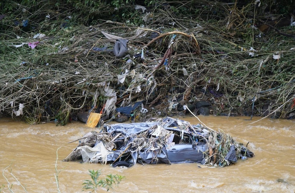 Carros foram arrastados pela enxurrada até um rio em Petrópolis — Foto: Marcos Serra Lima/g1