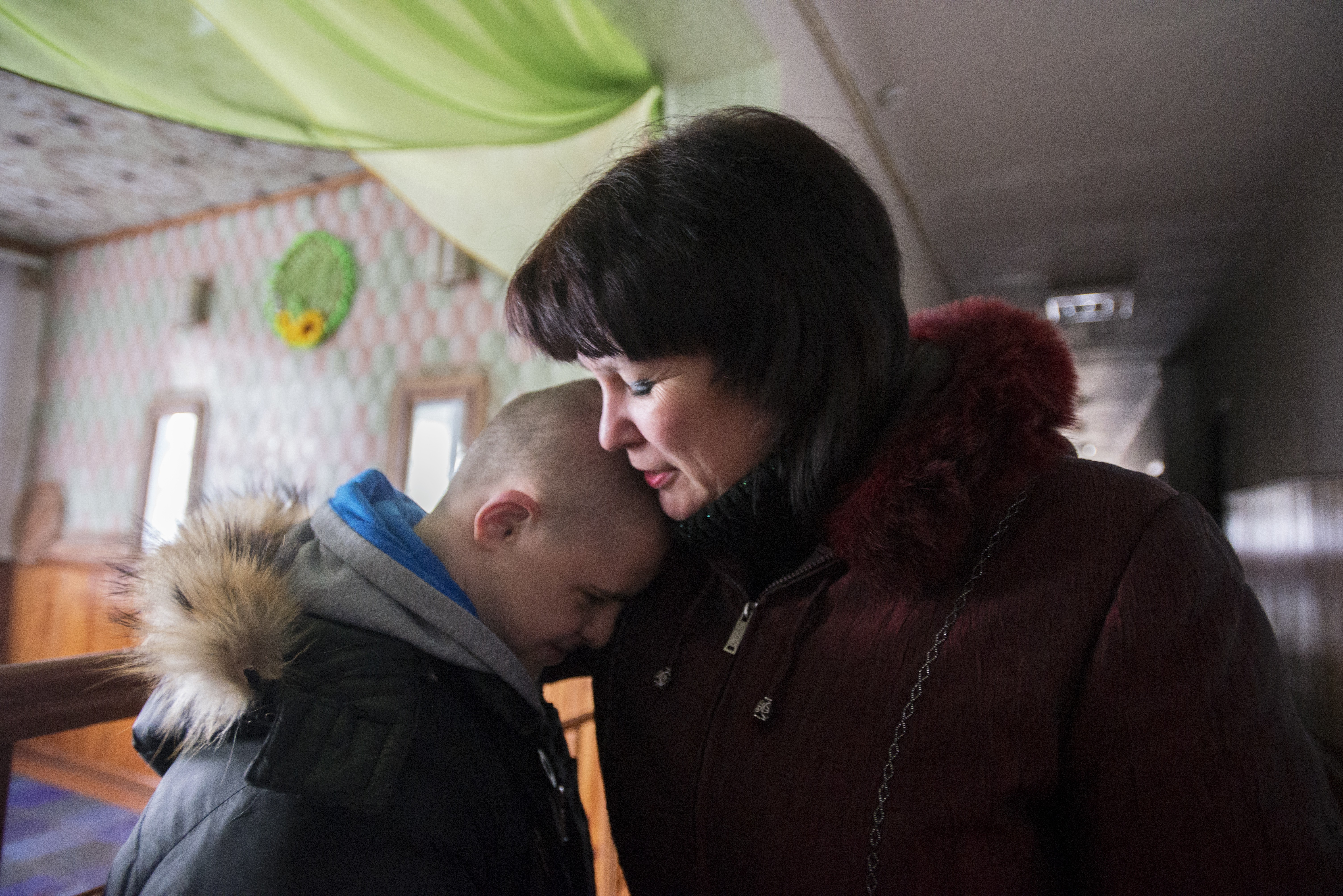 Mãe leva seu filho com síndrome de Down a um internato em Zhytomyr, na Ucrânia (Foto: Getty Images)