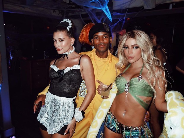 Anitta posa com Hailey Bieber em festa de Halloween (Foto: Reprodução/Instagram)