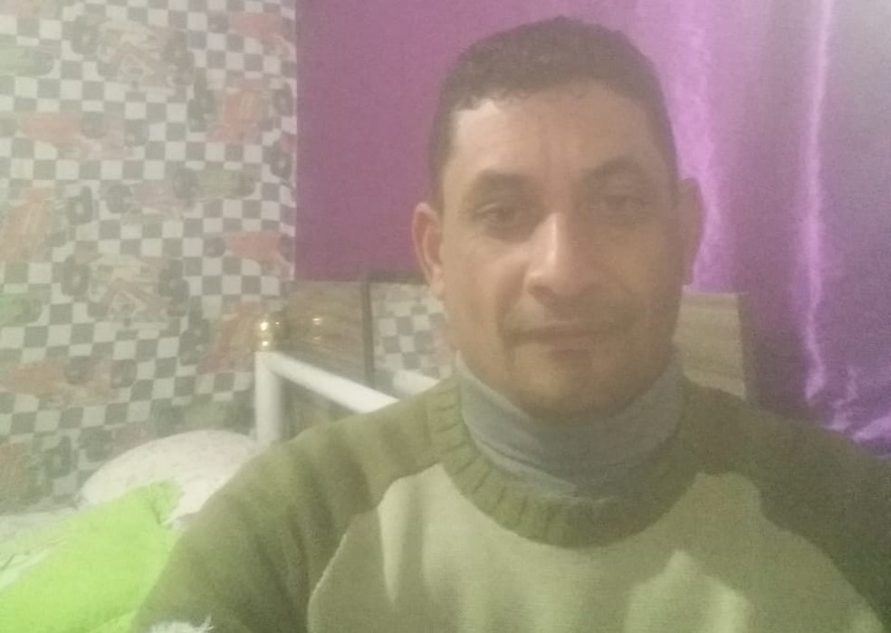 Valderi Gonçalves espalhou cartazes procurando emprego e já recebeu até proposta de trabalho em Passo Fundo — Foto: Arquivo Pessoal