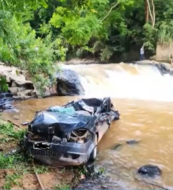 Motorista morre após perder controle da direção e carro cair de ponte em Viçosa