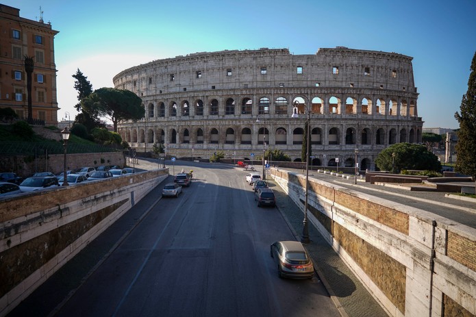 ROMA - Uma rua vazia leva ao antigo Coliseu em Roma, na Itália. O país registra mais de 6 mil mortos pela Covid-19, doença provocada pelo novo coronavírus — Foto: Andrew Medichini/AP