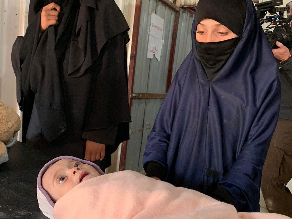 Asma (deitada) e a irmã em uma clínica instalada no campo: meninas resistiram à tragédia na família; os adultos morreram de fome — Foto: BBC