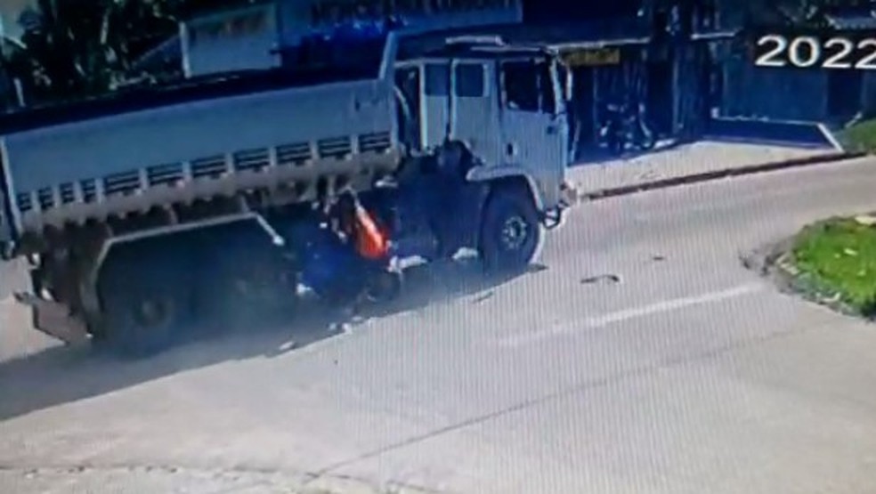 Acidente entre motocicleta e caminhão ocorreu na tarde desta terça-feira (12) — Foto: Reprodução