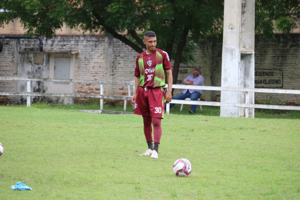 Pio, jogador do Fluminense-PI — Foto: Julio Costa