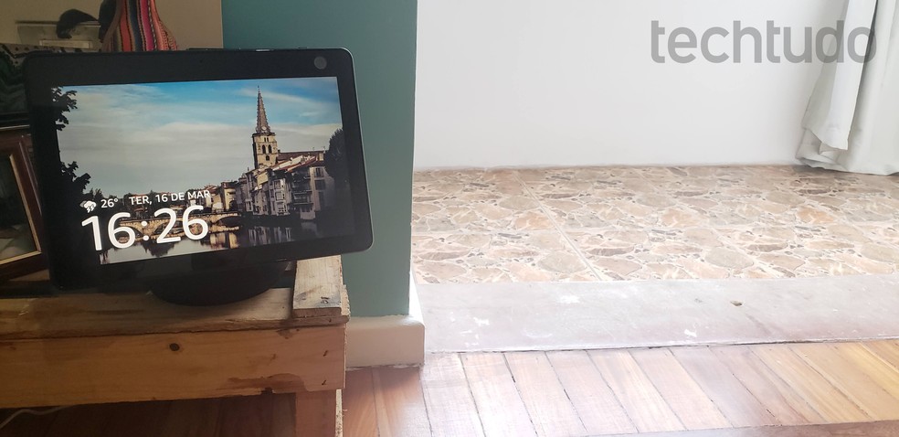 Amazon Echo Show 10 segue o usuário e aparece com R$ 300 de desconto — Foto: Yuri Hildebrand/TechTudo