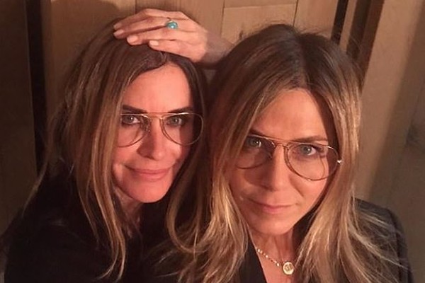 A foto compartilhada por Courteney Cox parabenizando a amiga Jennifer Aniston por seus 51 anos (Foto: Instagram)