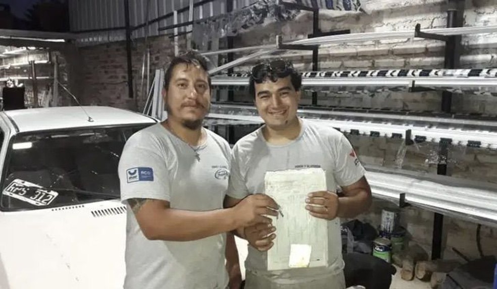 Eduardo (chefe) e Franco com a documentação do carro novo — Foto: Reprodução/ Cristales Fonseca/Facebook