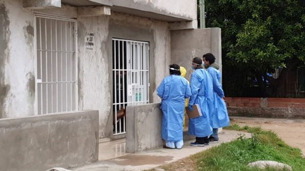 Profissionais de saúde visitaram residências em comunidade carente para prevenir e diagnosticar casos de coronavírus em comunidade argentina (Foto: Província de Buenos Aires)