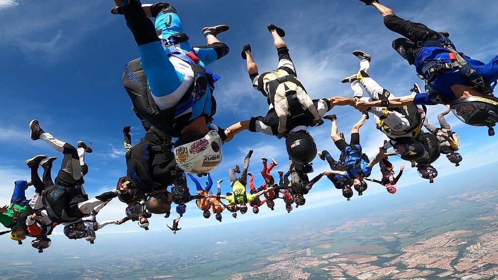 Atletas se reúnem em Boituva para tentar bater recorde sul-americano de paraquedismo — Foto: FlyOn/Divulgação