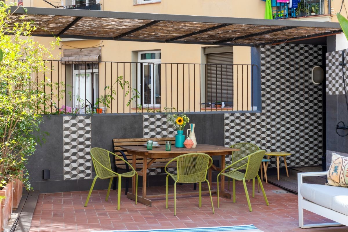 TERRAÇO | Mesas e cadeiras do terraço são da IKEA. Sobre a mesa estão as cerâmicas compradas em Begur (Foto: Anne Catherine Scoffoni / Divulgação)