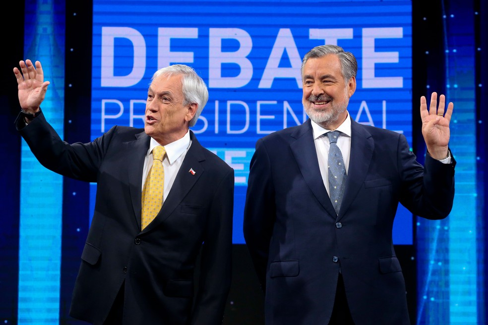 Sebastián Piñera (esquerda) e Alejandro Guillier (direita) participaram de debate durante campanha presidencial em 2017 (Foto: Esteban Felix/ AP)
