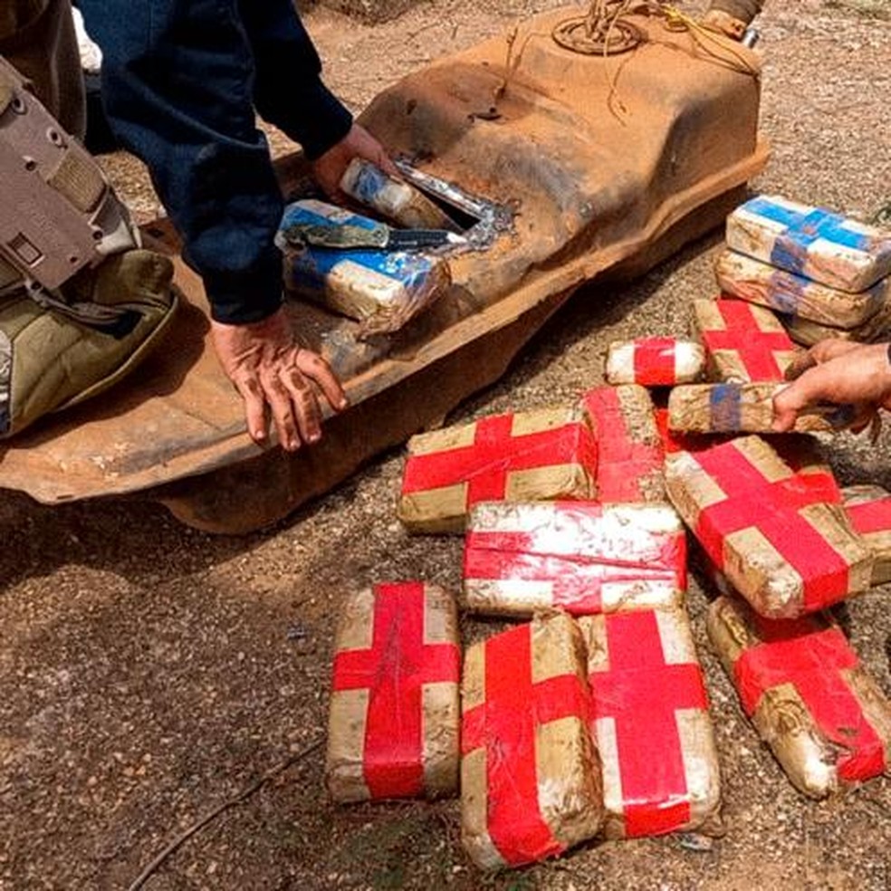 Tabletes de pasta base de cocaína estavam dentro de tanque de combustível — Foto: PRF/Reprodução