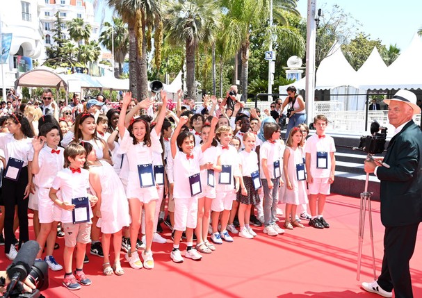 CANNES, FRANCE - MAY 20: A hundred schoolchildren dressed in the colors of Le Petit Nicolas attend the screening of "Le Petit Nicolas - Qu'est Ce Qu'on Attend Pour Etre Heureux" during the 75th annual Cannes film festival at Palais des Festivals on May 20 (Foto: Getty Images)
