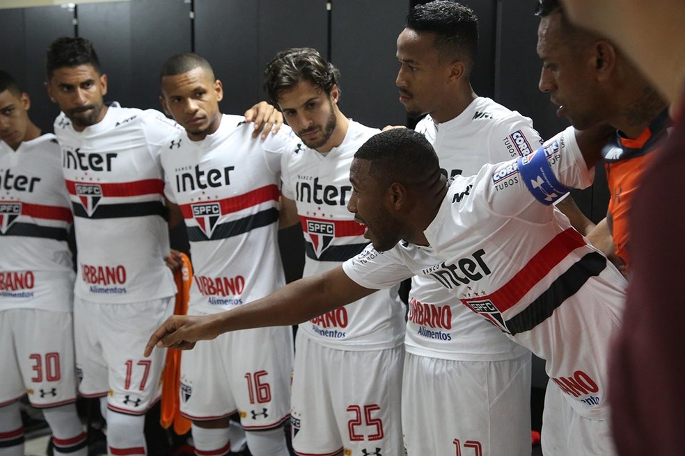 Jucilei dá preleção antes de jogo do São Paulo (Foto: Rubens Chiri / saopaulofc.net)