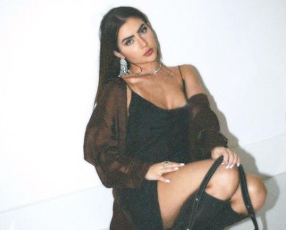 Jade Picon posa de vestido preto (Foto: Instagram)