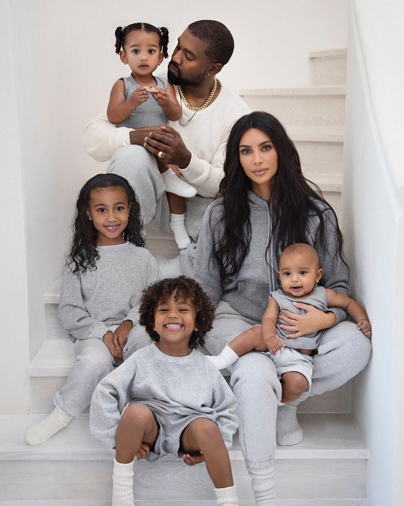 Kim Kardashian e família (Foto: Reprodução/Twitter)
