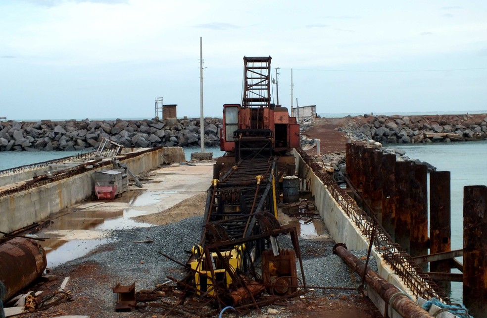 Maresia já provocou a oxidação das estruturas de ferro já utilizadas na obra do porto — Foto: Kleber Nogueira