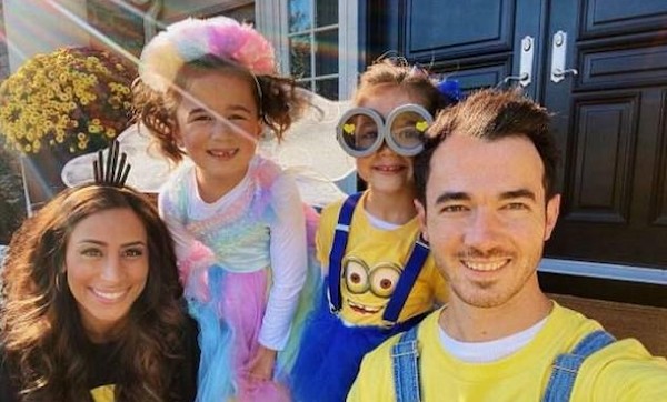 Kevin Jonas com a esposa e as filhas (Foto: Instagram)