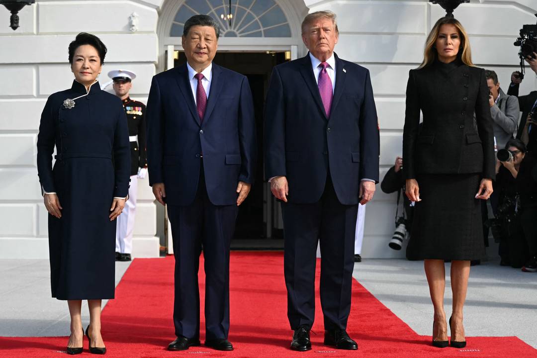 O presidente dos EUA, Donald Trump, e a primeira-dama, Melania Trump, cumprimentam o presidente da China, Xi Jinping, e sua esposa, Peng Liyuan, em sua chegada ao Pórtico Sul da Casa Branca, em Washington