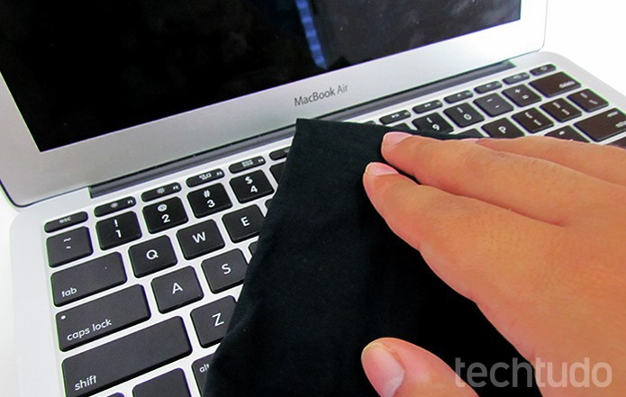 Limpe o teclado com uma flanela (Foto: Paulo Alves/TechTudo )
