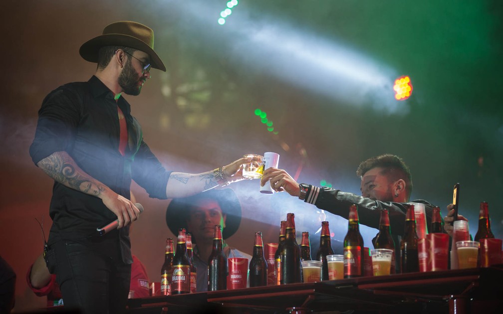 Gusttavo Lima armou uma festa no palco de Barretos 2017, com churrasco e cerveja (Foto: Mateus Rigola/G1)
