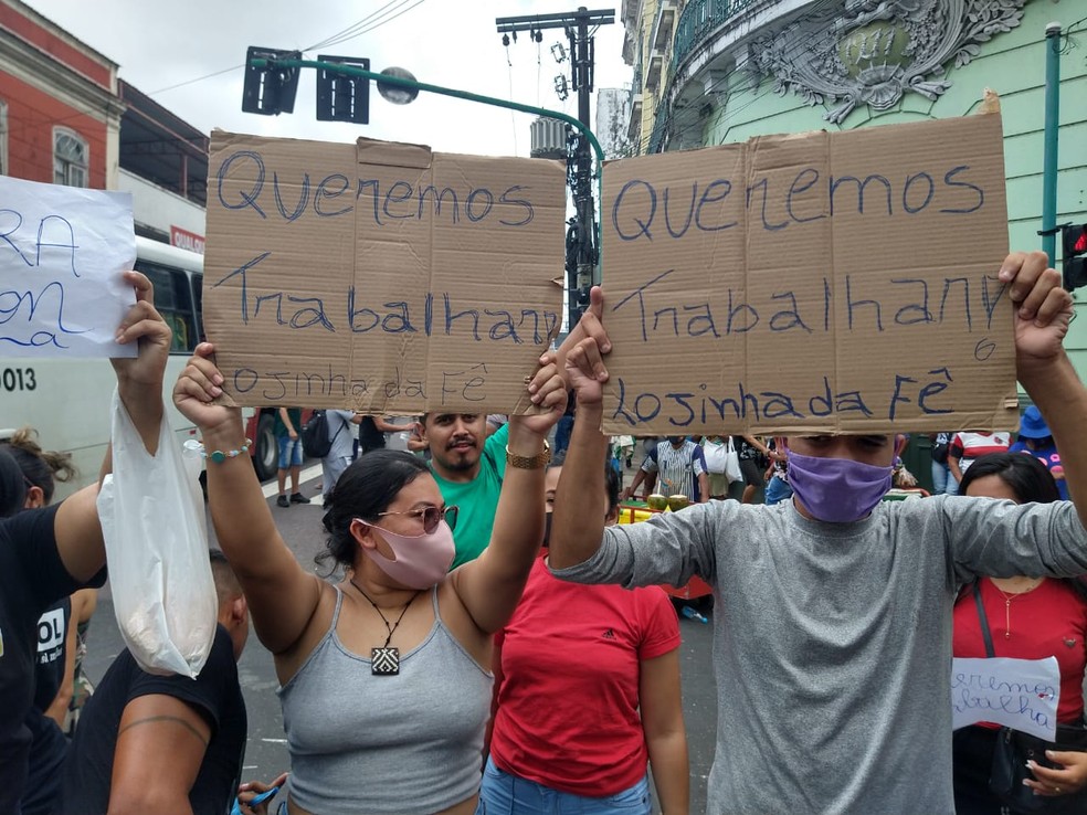 Trabalhadores exigem funcionamento do comércio no fim de ano. — Foto: Paulo Frazão/Rede Amazônica