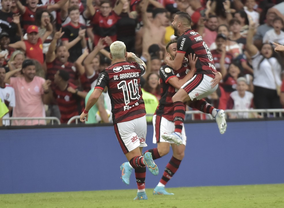 Isla comemora o gol do Flamengo com Thiago Maia — Foto: André Durão