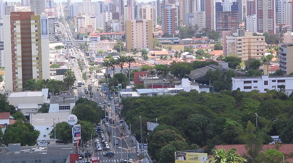 A capital cearense, Fortaleza, é a 13ª cidade da lista. Ela tem dois pontos fortes: o tempo para a ligação de energia elétrica, cerca de cinco dias, e a mobilidade urbana – os trabalhadores demoram 30 minutos para chegar ao trabalho.  (Foto: WikiCommons)