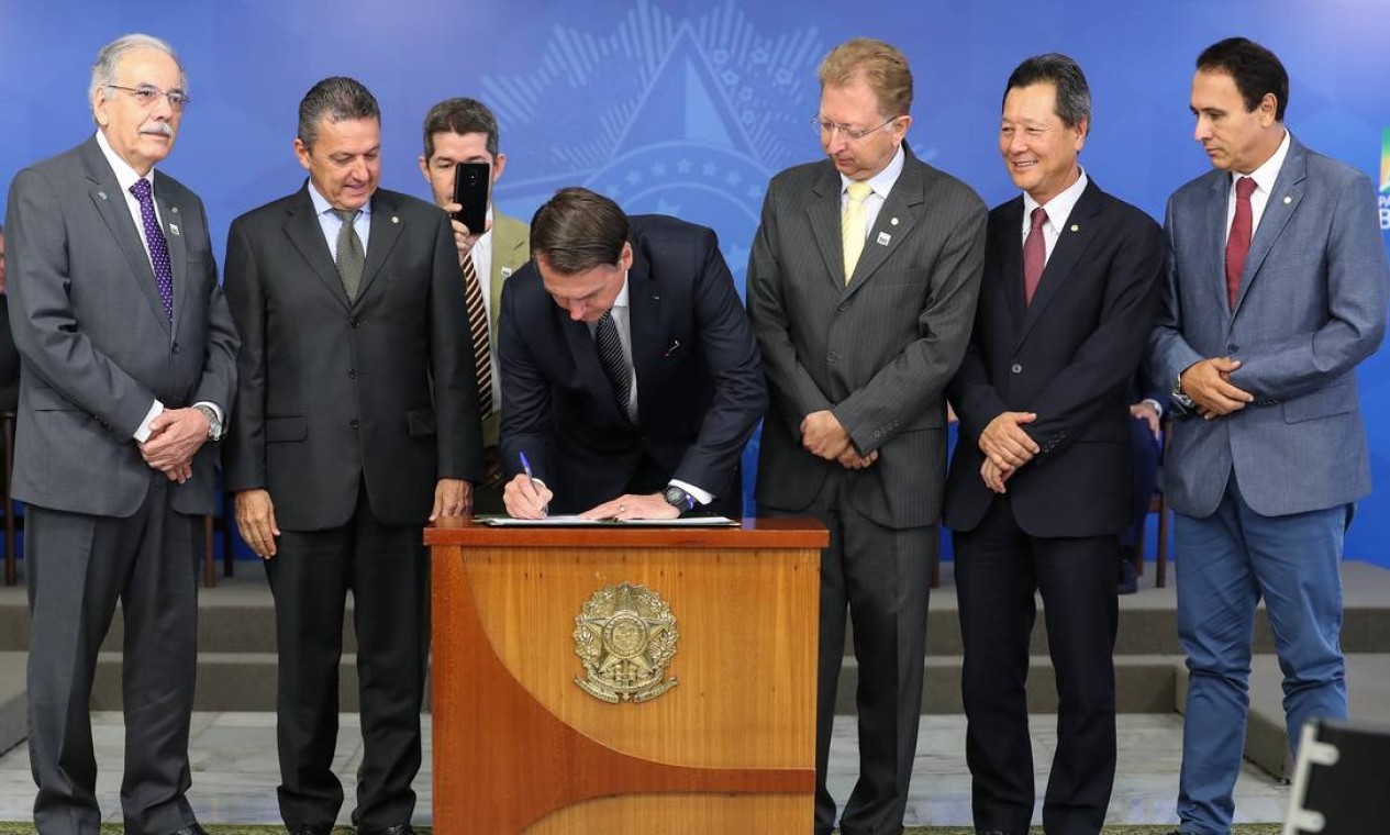 Bolsonaro assina, em 25 de abril, o decreto que revoga o horário de verão no Brasil  — Foto: Marcos Corrêa / Presidência da República