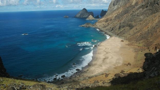 Espécies invasoras introduzidas por humanos destruíram a vegetação das ilhas, como se vê na Praia do Príncipe, na ilha de Trindade (Foto: ICMBIO via BBC News Brasil)