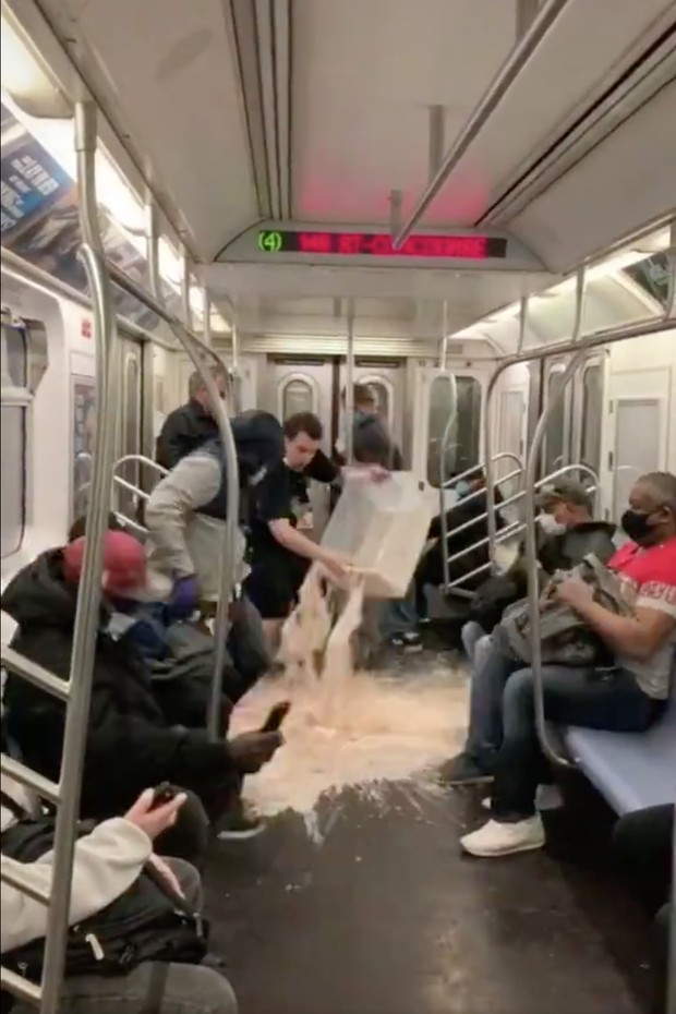 Tik Toker faz brincadeira de mau gosto no metro de Nova York  (Foto: Reprodução/Instagram)