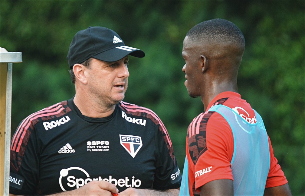 Andrés conversa com Rogério Ceni no primeiro treino com o São Paulo — Foto: Divulgação