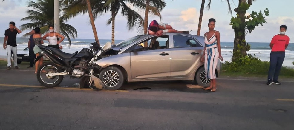 Batida entre carro de passeio e motocicleta deixa duas pessoas feridas em Ilhéus — Foto: Redes sociais