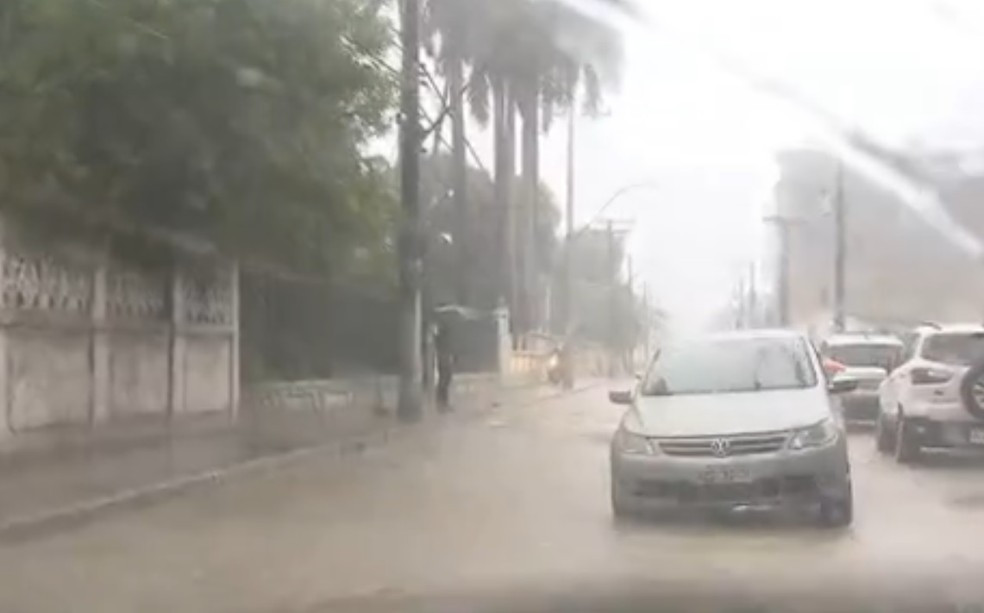 Ponto de alagamento na Cidade Baixa, em Salvador  — Foto: Reprodução/TV Bahia