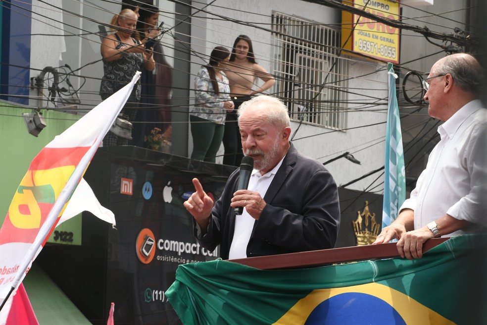 O candidato pelo PT à presidência da República, Luiz Inácio Lula da Silva, juntamente com seu vice na chapa, Geraldo Alckmin (PSB), e com o candidato ao governo de São Paulo pelo PT, Fernando Haddad, participam de caminhada de campanha para o segundo turno, no bairro de São Mateus, periferia da zona leste de São Paulo, nesta segunda- feira, 17 de outubro de 2022. — Foto: EDI SOUSA/WPP/ESTADÃO CONTEÚDO