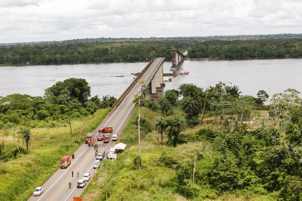 Ribeirinhos que vivem às margens do Rio Moju, ouviram pessoas gritando quando ponte caiu. — Foto: Secom / Divulgação