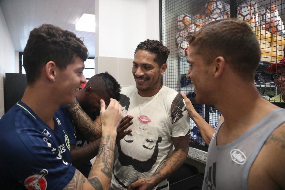 Guerrero foi recebido pelos companheiros na volta ao Flamengo  (Foto: Reprodução/Twitter)