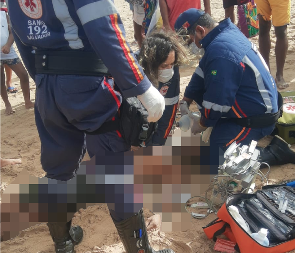 Homem morre após se afogar na praia de Itapuã, em Salvador — Foto: Reprodução/Redes Sociais