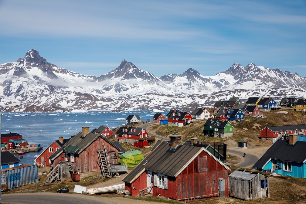 Montanhas que rodeiam o porto de Tasiilaq, na Groenlândia — Foto: Lucas Jackson/Reuters