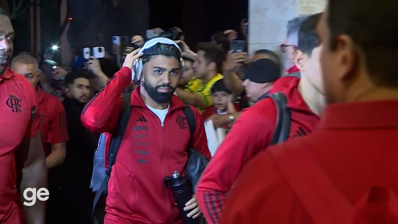 Torcida recepciona Flamengo na entrada de hotel em Maring&aacute;