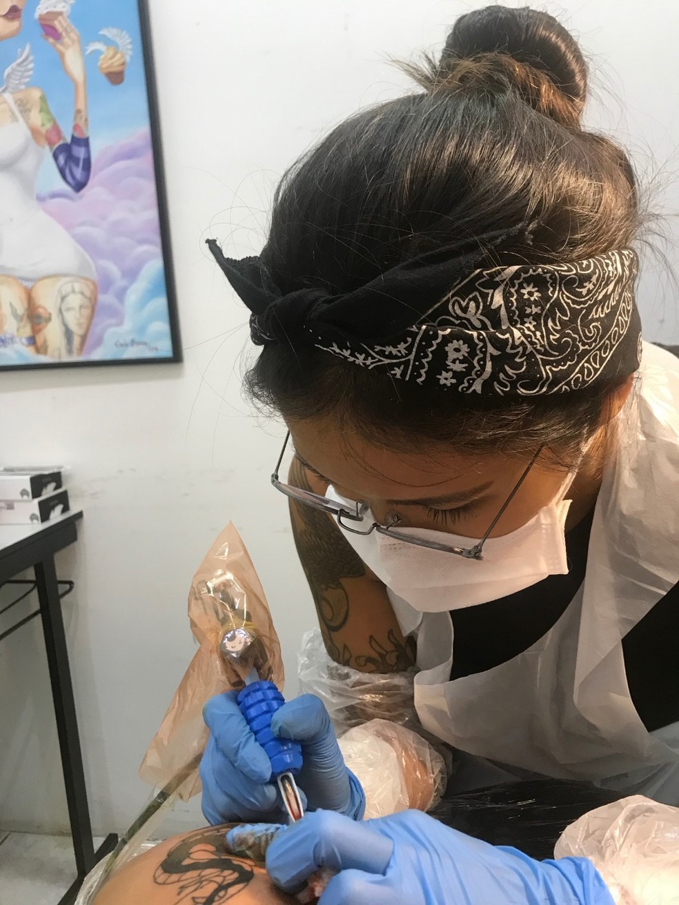 Lívia passou a complementar a renda como tatuadora — Foto: Arquivo pessoal