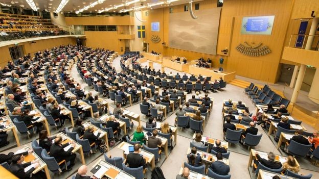 Deputados em sessão no Parlamento sueco (Foto: INGEMAR EDFALK/SVERIGES RIKSDAG/BBC)