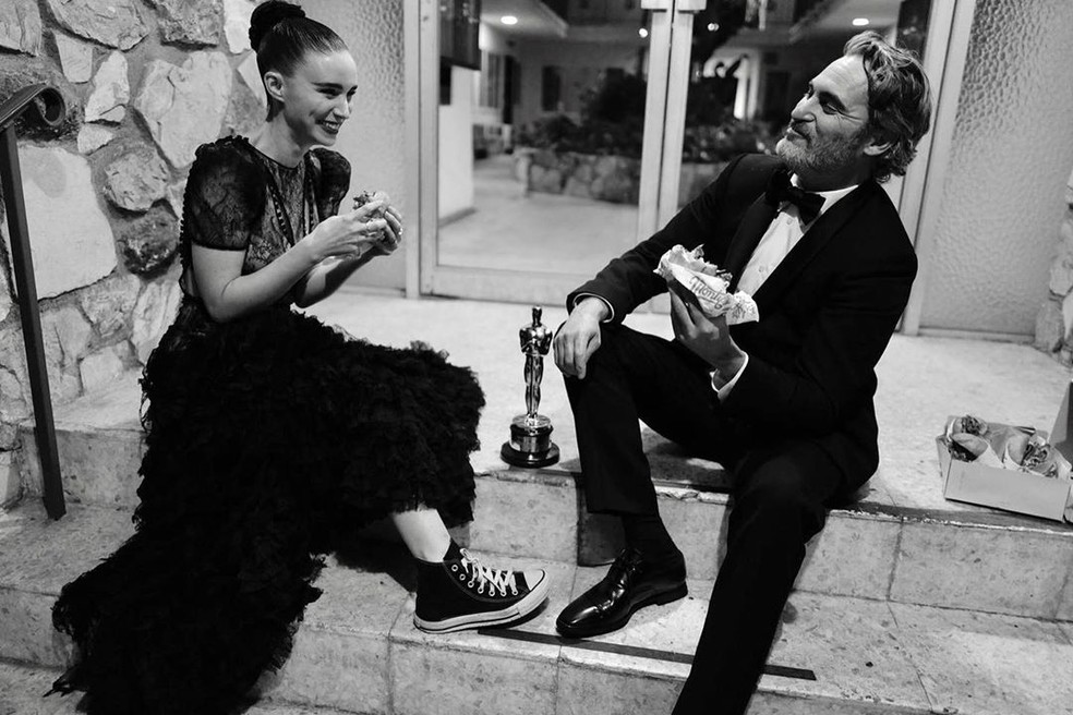 Joaquin Phoenix celebra Oscar ao lado da noiva, Rooney Mara, comendo hambúrguer vegano  — Foto: Reprodução/Instagram/Greg Williams 