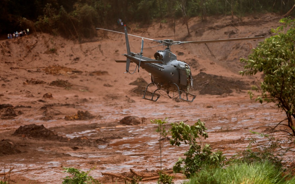 HelicÃ³ptero de resgate sobrevoa lama em busca de vÃ­timas de rompimento de barragem em Brumadinho â€” Foto: Adriano Machado/Reuters
